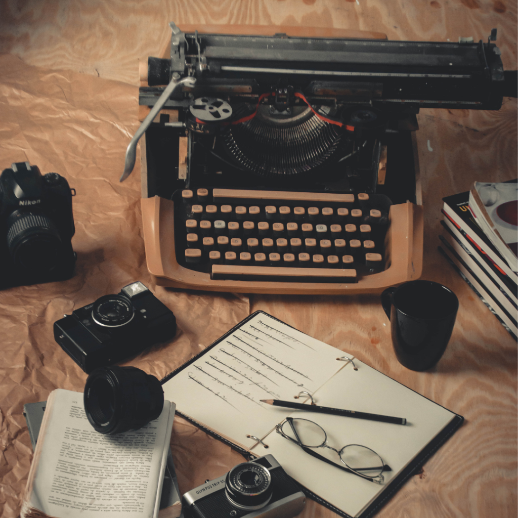 typmachine, notitieboek, fototoestel
